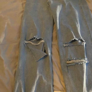  - Snygga populära boohoo jeans med hål