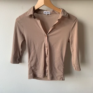 Mesh topp - En beige mesh topp köpt på humana. Säljer pga för liten men är  super snygg. Står att den är storlek M men skulle säga att den är mer en storlek S. Kan fraktas men då står köparen för kostnaden.