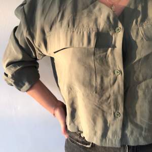 En olivgrön croppad skjorta/blus från weekday. Superfin färg och mjukt material, bra skick! ⚡️💕🌞