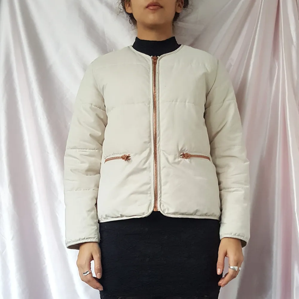 ~20% TIDIGARE 200KR/NU 180KR~ 🦋BEAUTIFUL AND COMFY PUFFER FROM WEEKDAY IN DIRTY/CREAM WHITE WITH COPPER DETAILS IN FRONT.  ▪Size XS/34 ▪Condition 9/10   🙋🏽‍♀️My measurements ▪Height 161cm / 5'3