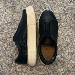 eytys - säljer nu mina svarta skinn eytys i modellen doja då jag inte får någon användning av dom. har kvar boxen.