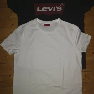 Levis och Hugo boss t-shirtar Large  - 2st men tshirtar levis använd 1 gång bara boss helt ny. Storlek Large båda 