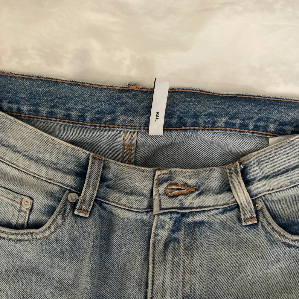 Säljer mina wideleg weekday jeans som jag köpte i Köpenhamn förra hösten. Inte så mycket använda då de är förstora för mig! Storlek 29/30. Ljusblå så inte exakr dom från hemsidan som är på första bilden! Liten fläck back vid rumpan, går säkert bort i tvätten! Hör av er för bilder. Köparen står för frakten🤍. Jeans & Byxor.