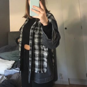 Höstjacka 🖤 - Så galet snygg jacka från Zara som är perfekt nu till hösten! 🖤🖤 Endast använd 2 gånger så i väldigt bra skick! Den är i storlek S men är oversized så passar i princip alla storlekar 🖤 Köpare står för frakten!
