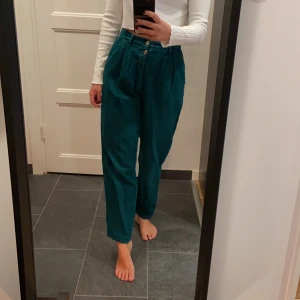 Manchesterbyxor i mörkgrönt - Mormors gamla byxor i manchester🌿