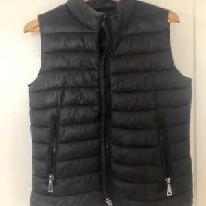 Väst - Säljer min fina väst från mango, den är lite oversized💖💖 frakt ingår inte! 