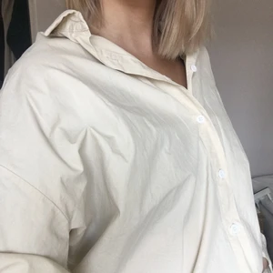 Beige skjorta - Beige skjorta i jätteskönt material, storlek saknas men jag är en small, passar nog mellan xs-m beroende på vad för fit du önskar!!