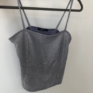 Glittrig party topp  - En blå topp med silvriga detaljer som gör att den glittrar. Perfekt partytopp för hösten. Frakt betalas av köparen. Skriv gärna om du har några frågor✨