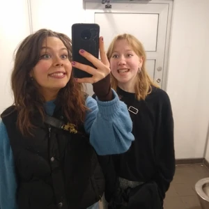 Stickad blå tröja från Gina Tricot - Blå stickad tröja från Gina Tricot med puffiga ärmar, passar bra till västar, möts gärna i Göteborgsområdet annars tillkommer frakt