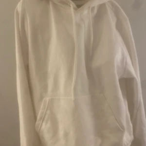 Basic vit hoodie från weekday storlek l  - Använt 1 gång jätte mysig pris kan diskuteras 