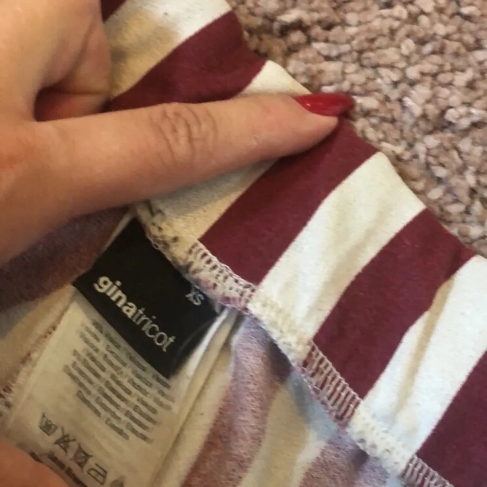 Randiga byxor från Gina Tricot i stl Xs  Köpta för ca 300kr säljer för 80kr (exklusive frakt)  Använt en del men inget fel på dem . Jeans & Byxor.