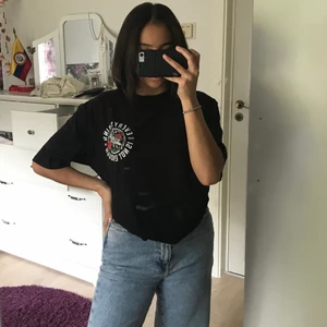 Svart T-shirt med tryck på ryggen - Säljer denna oversized t-shirt som är sjukt bekväm och snygg men jag använder den inte längre. Buda gärna nedan🥰💕