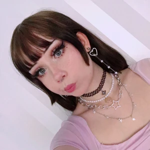 Update - Lmfaooo asså så sorry för mina bilder, har som ingenstans i min lägenhet med bra ljus att ta plaggbilder på. Kommer uppdatera dem bättre framöver men är inte hemma atm :-)