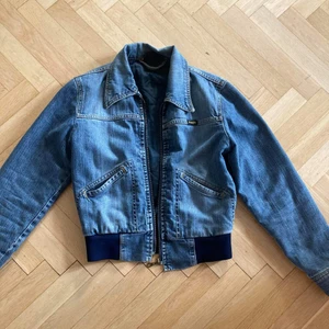Jeansjacka från Wrangler, str S. - Säljer en jeansjacka från Wrangler i bra skick trots flera användningar. Jackan är i storlek s och relativt tjock för en jeansjacka.                                                  Säljs för 200 kr. Frakt 65 - 75 kr. Köparen står för frakt.