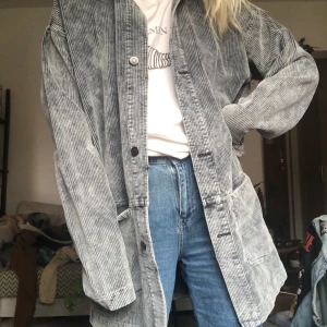 Jacka - Grå jacka! Frakten är inkluderad i priset 🌿 storlek xs från killavdelningen  