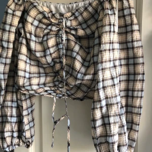 Zara blus - Snygg lite kortare blus med puffiga trekvarts-ärmar. Köpt från Zara, nästan aldrig använd