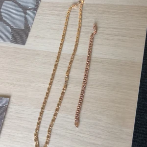 Armband samt halsband - Guldpläterade i 14K armband bismark samt halsband i 18K . Nickelfria samt påverkas ej av vatten mm. Armbandet är 50kr och halsbandet 99kr