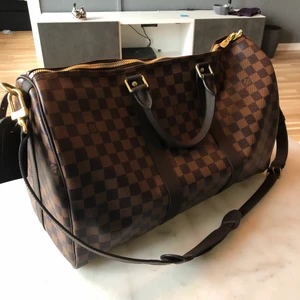 Louis Vuitton keepall 45 - Hej! Säljer min Louis Vuitton keepall 45 som jag har haft i cirka 1 år. Väskan är i väldigt bra skick.                                   Kvitto och box medföljer.                                                           Kan skickas om köparen står för frakten.         