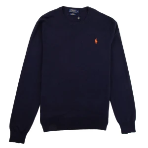 Polo Ralp Lauren-Slim fit Pima Cotton Sweat Navy - Tröjan är marinfärgad och endast använd två gånger. •Stretchigt material •Bomull stickad design. •Ribbad rund hals, ärmslut och fåll. •Slim fit.                                                                                      A=45cm B=48cm C=37.5cm ORIGINAL PRIS-850kr