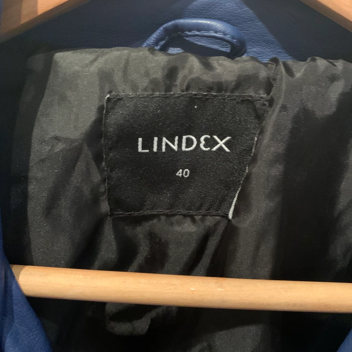 Mörkblå skinnjacka från Lindex  - 91