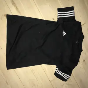 En adidas tröja storlek S men passar M med