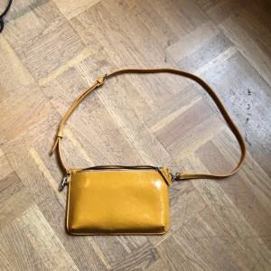 Axelbandsväska - Gul axelbandsväska från Carin Wester. Aldrig använd. 