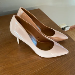 Klackar  - Storlek 38, använda 1 gång , säljs då det är för stora för mig. 