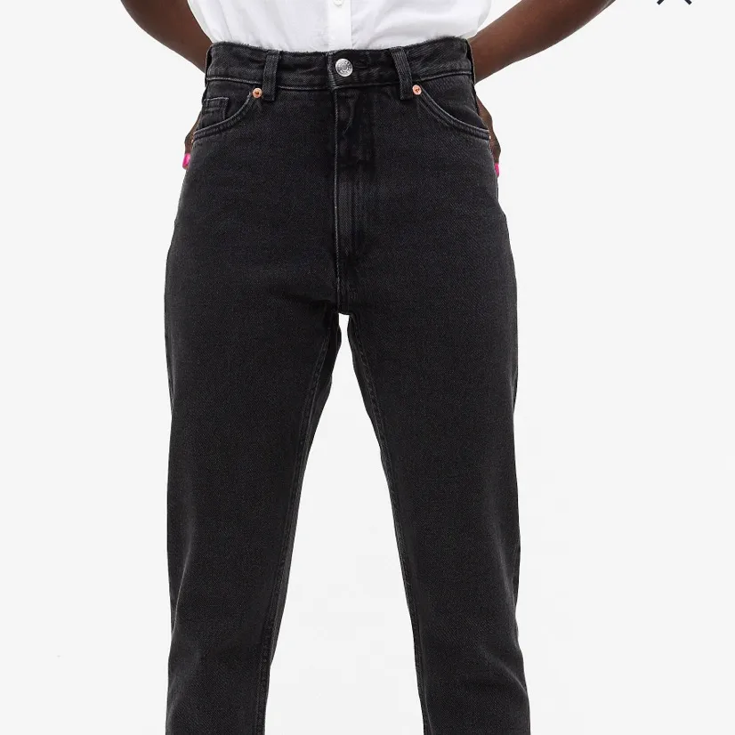 jättesnygga svart highwaist mom jeans från monki! knappt använd och i mycket fint skick! passar storlek 24 - 25,  kontakta mig vid intresse eller frågor!. Jeans & Byxor.