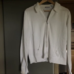 Vit tröja - Tröjan har några fläckar, vid intresse så skickar jag bättre bilder på de! Annars jättefin!! Frakt står köparen för❤️