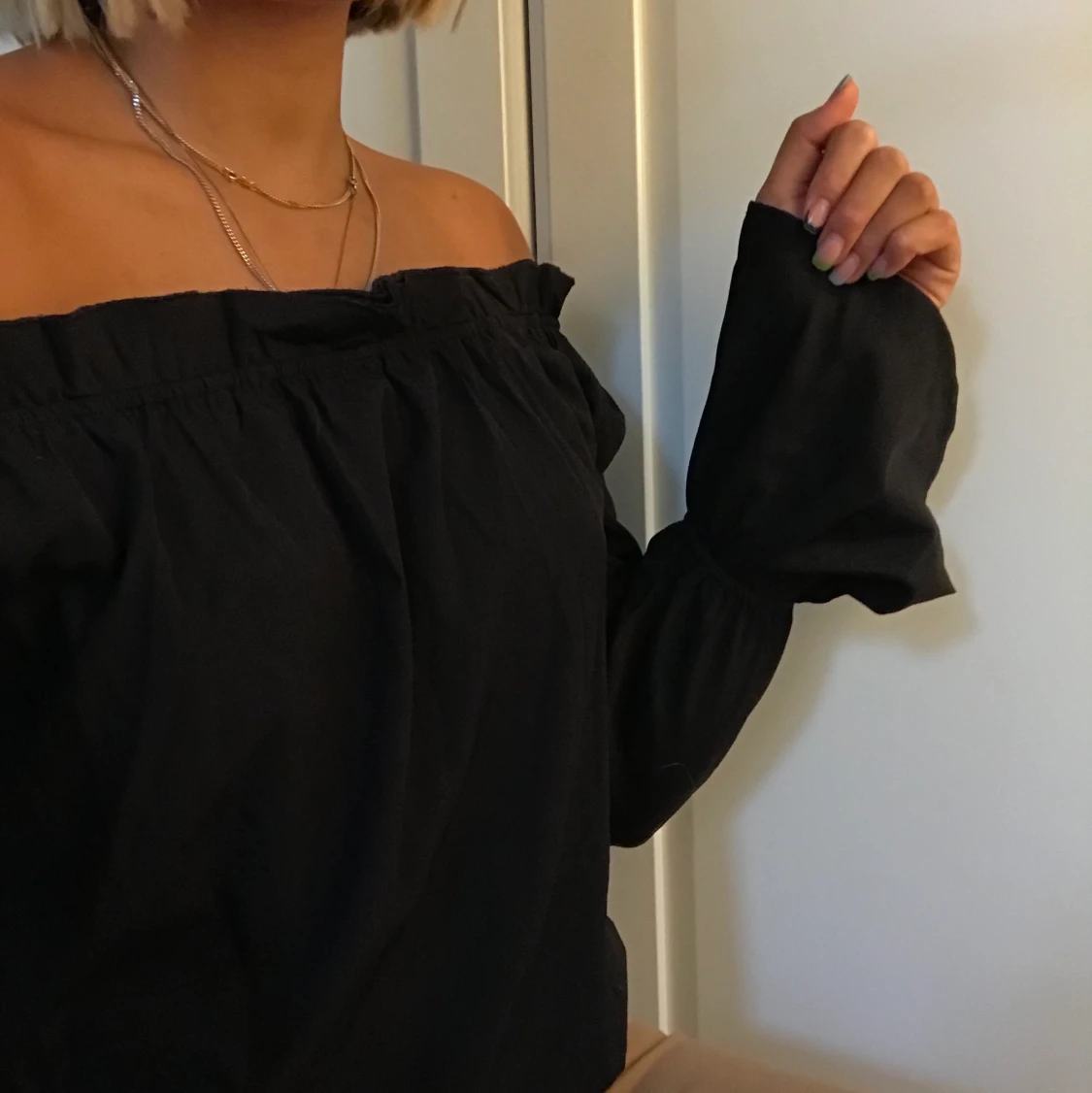 Svart off shoulder blus