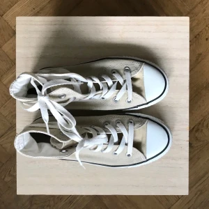 Beiga Converse strlk 37 - Beigea Converse i bra skick. Storlek 37. Kan fraktas eller hämtas upp i Stockholm/Malmö.