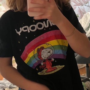 Snobben tröja - En svart t-shirt med en regnbåge och snobben på🤗 🌈 lite urtvättad med det tycker jag bara ger en cool effekt💫  står snoopy över bröstet i vitt😊