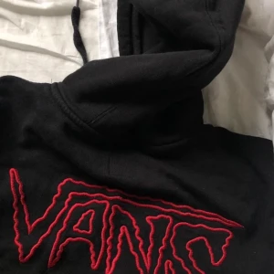 Vans hoodie - Superfin oldschool vans hoodie, använd fåtal gånger och är köpt här på Plick, första bilden är lånad💓💓det stora trycket är på ryggen💞