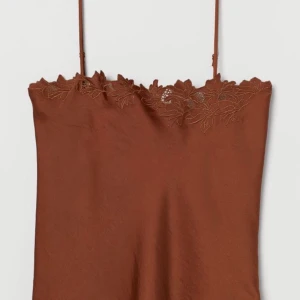 Satin linne - Superfint linne från hm som tyvärr har fårt lite fläckar❣️❣️