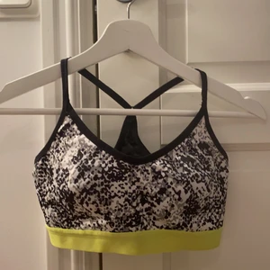 Sport bh - Tre assnygga sportbh:er. Passar storlek S-M, säljer för 100/styck. Använda mestadels på skolgymnastiken (ej så ansträngande) och är mycket bra skick! Skriv om du vill ha fler bilder💓💓