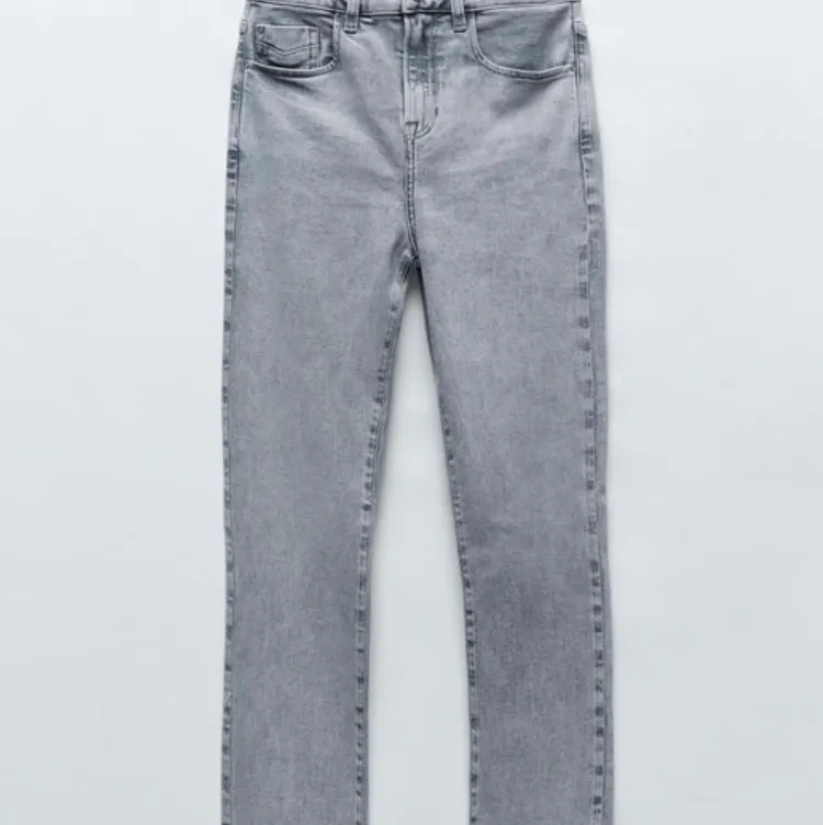 Ljusgrå jeans från zara, vill verkligen ha dessa men de e för korta på mig. Endast använda en gång, så toppskick. Nypris: 400, mitt pris: 250kr. Buda 😊. Jeans & Byxor.