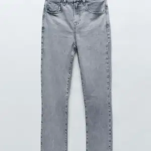 Ljusgrå jeans från zara, vill verkligen ha dessa men de e för korta på mig. Endast använda en gång, så toppskick. Nypris: 400, mitt pris: 250kr. Buda 😊