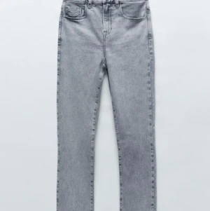 Assnygga jeans från Zara - Ljusgrå jeans från zara, vill verkligen ha dessa men de e för korta på mig. Endast använda en gång, så toppskick. Nypris: 400, mitt pris: 250kr. Buda 😊