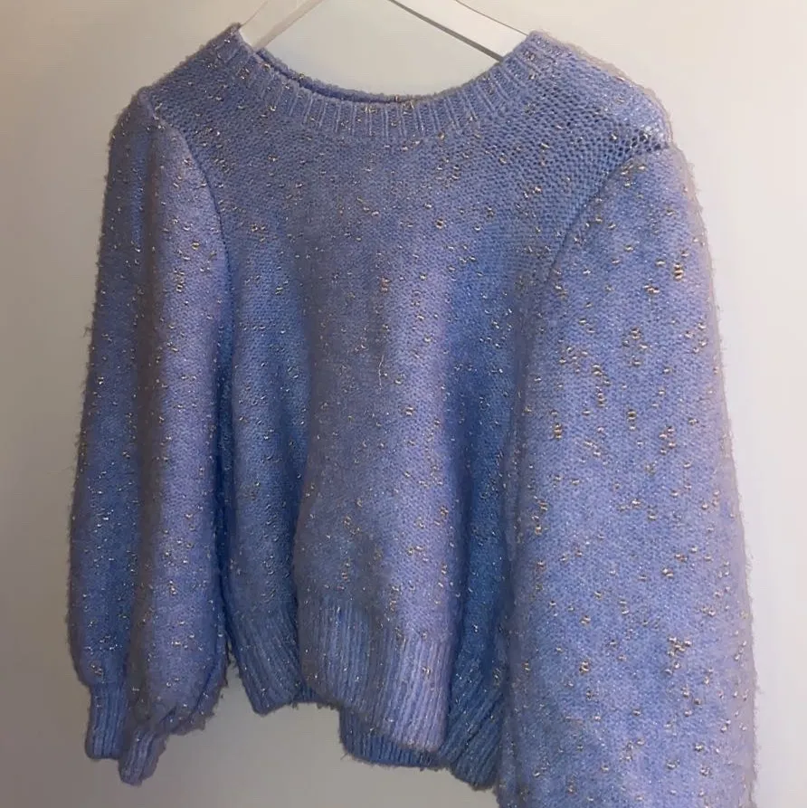 Jätte fin ljus-blå tröja med silver detaljer. Använd fåtal gånger, perfekt till hösten. . Tröjor & Koftor.