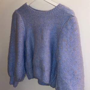 Jätte fin ljus-blå tröja med silver detaljer. Använd fåtal gånger, perfekt till hösten. 