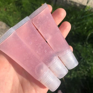 Läppglans - SLUTSÅLT- Följ min Instagram, lovinas_verkstad för mer uppdatering. Har nu börjat göra dessa sjuuukt fina och återfuktande läppglansen😍De på bilden har smak av pink lemonade💞Frakt är inkluderad i priset