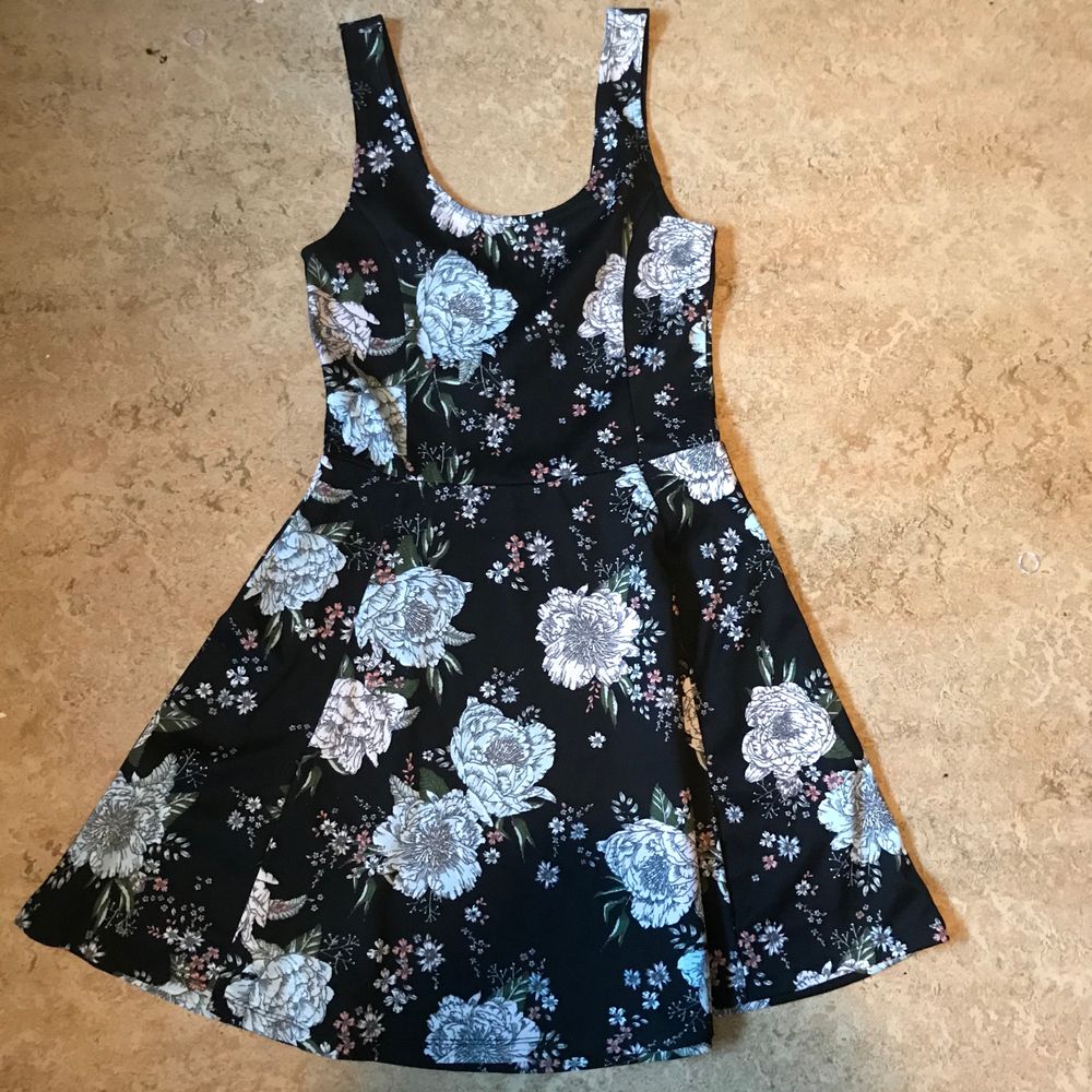  En väldigt fin svart klänning med pastell blommor. Stretchig och skön. Från H&M, storlek 36. Kan mötas upp i Stockholm eller posta. Frakt 44kr. Meddela mig om eventuella frågor. :). Klänningar.