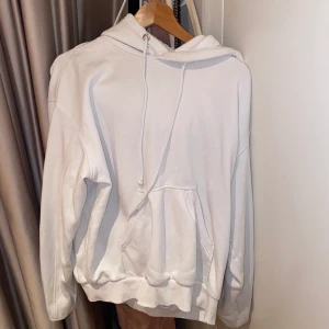 Vit hoodie - En vit hoodie från weekday. Helt ok skick