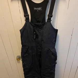 Everest skidbyxor i strl 44 - Svarta Everest skidbyxor i strl 44. Fräscha och fina 