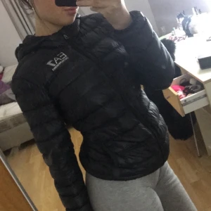 Ea7 jacka strl xs - Den är i strl xs men passar även s säljer den för den inte kommer till användning köpt för 1800kr, sparsamt använd köparen står för frakten💕