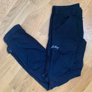 Friluftsbyxor Lundhags - De perfekta fritidsbyxorna från Lundhags. Säljer på grund av att jag har för många. Sparsamt använda, så mycket bra skick. Storlek 36. 450 kr, kan mötas upp i Stockholm. Köparen står för frakt. 