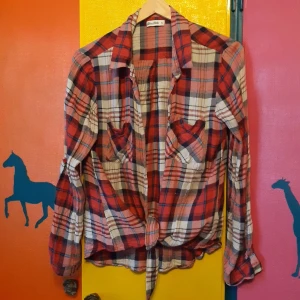 Snygg skjorta  - Rutig skjorta som knyts längst ner fram. Går även att rulla upp ärmarna 