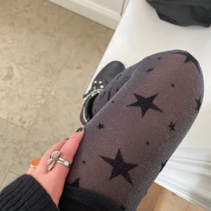 As snygga strumpbyxor från calzedonia - Skitnajs strumpbyxor från calzedionia men stjärnor och lite glitter 