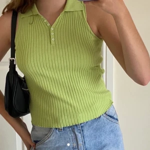 Grön väst - Bild lånad från Depop säljaren jag köpte va, men går alltid att få en till bild om önskas. Jätte fint topp med härlig färg använt en gång men kommer inte till användning. Skriv om ngn fundering uppstår