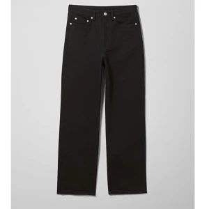 weekday jeans - jätte fina, svarta, weekday jeans i modellen Rowe. Sitter jätte snyggt och är i bra skick. Köparen står för frakten!